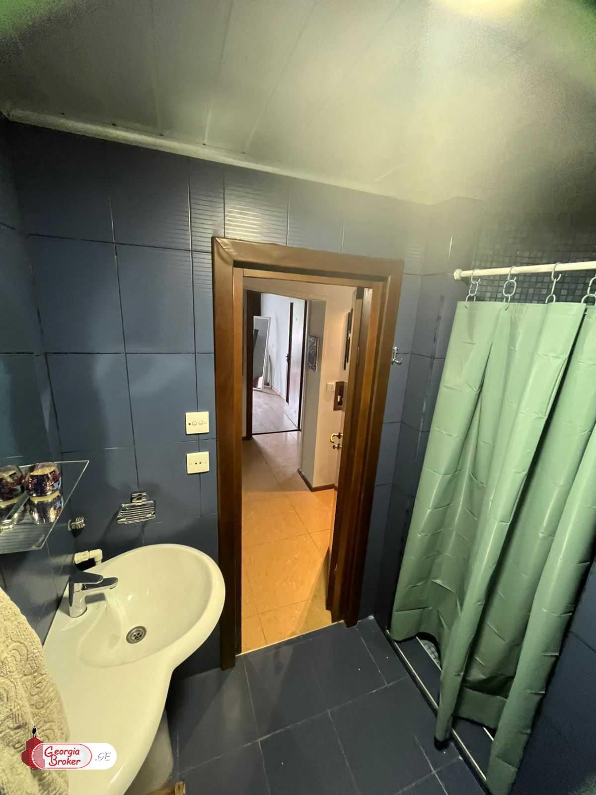 продается квартира с новым ремонтом 4-комнаты