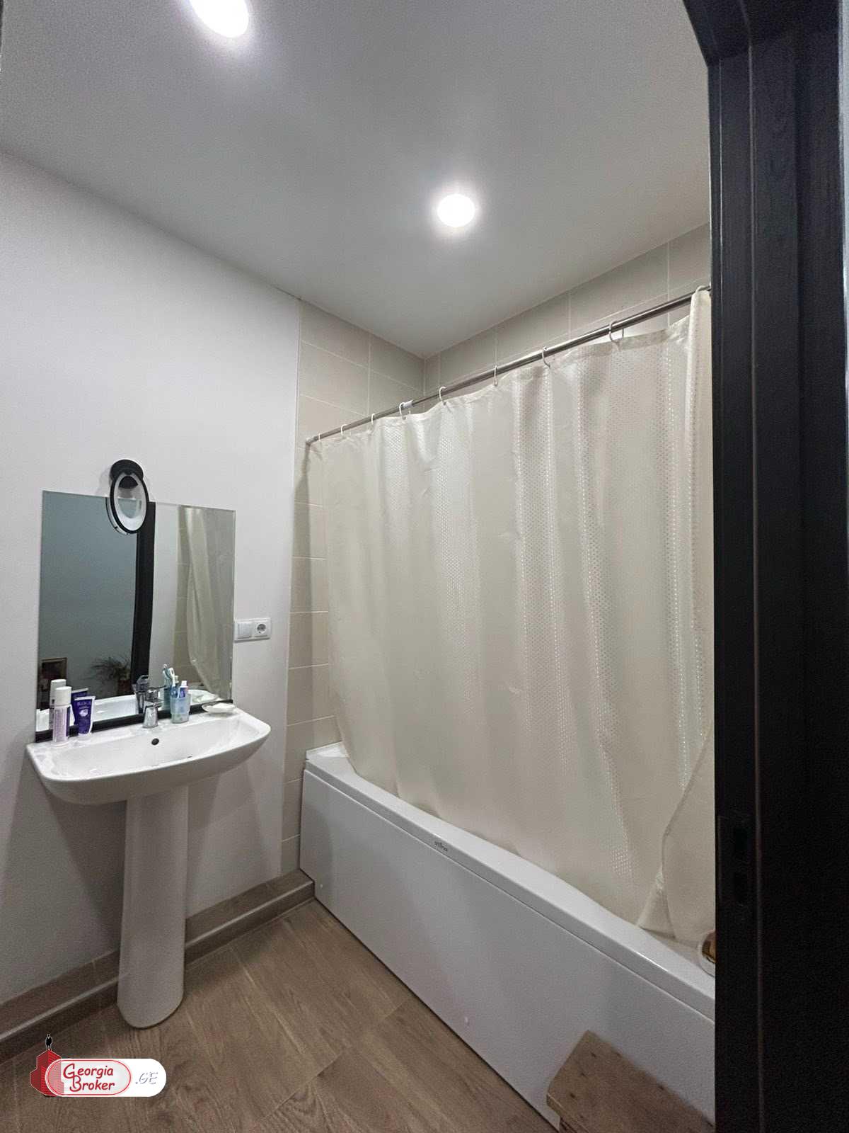 продается квартира с новым ремонтом 3-комнаты