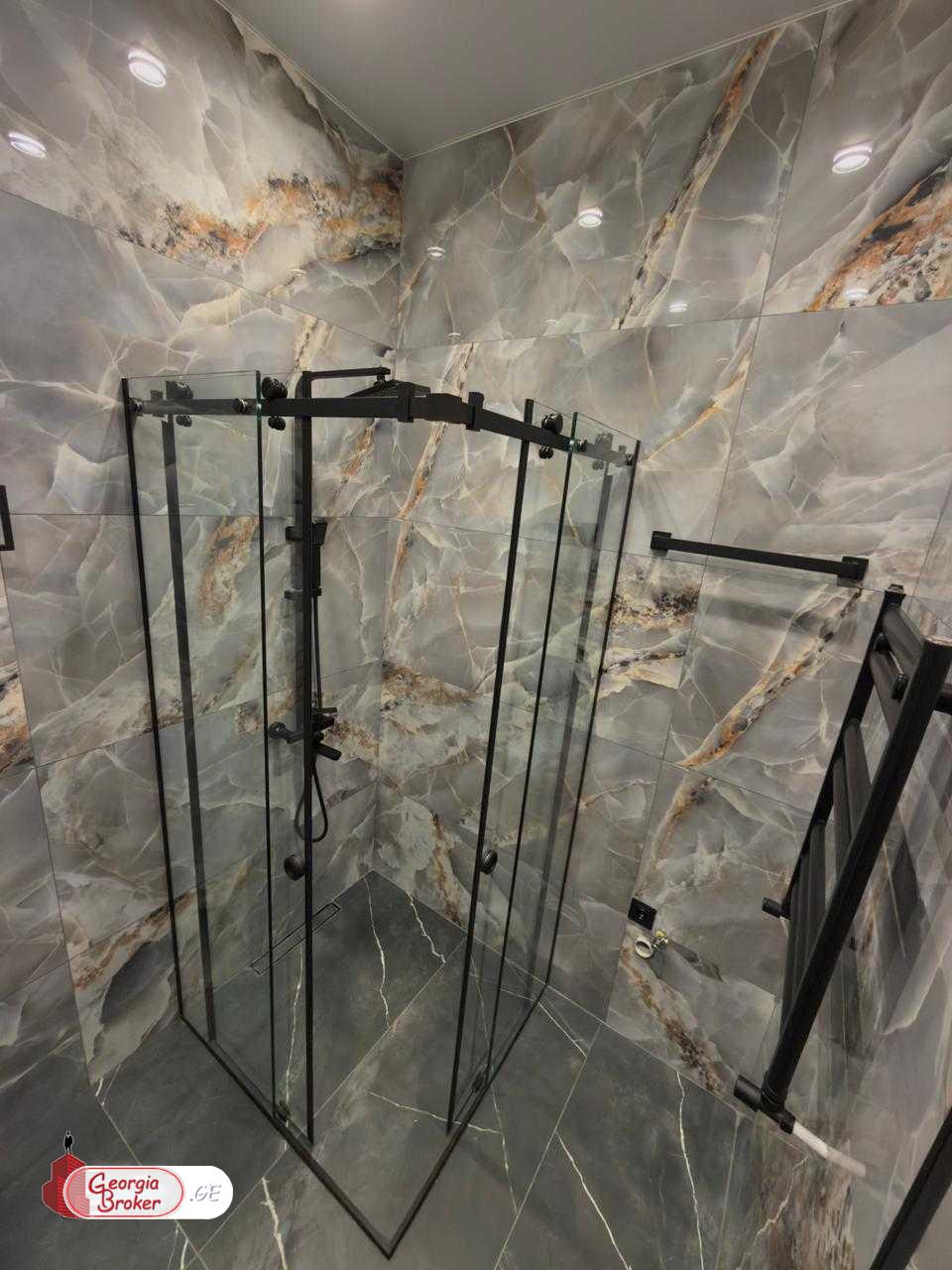 продается квартира с новым ремонтом 3-комнаты