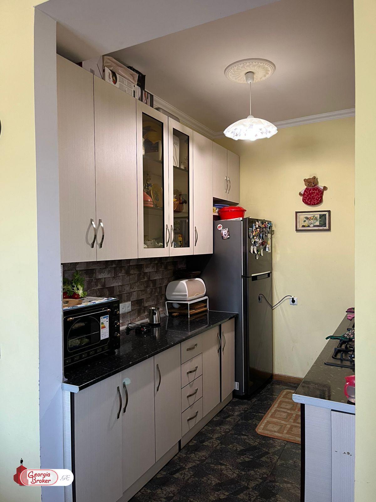 იყიდება ახალი გარემონტებული 6 ოთახიანი ბინა