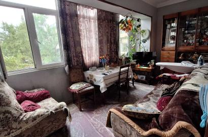 продается квартира со старым ремонтом 3-комнаты