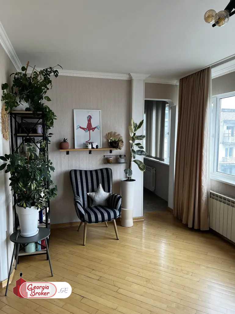 продается квартира с новым ремонтом 4-комнаты