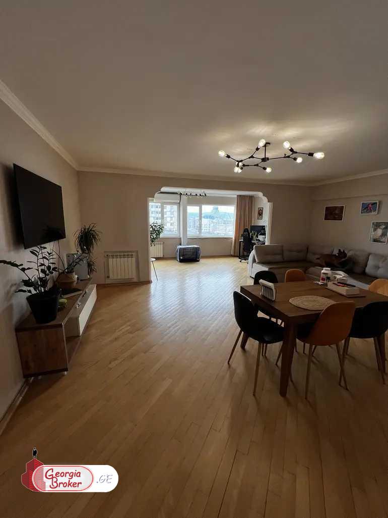 продается квартира с новым ремонтом 4-комнаты