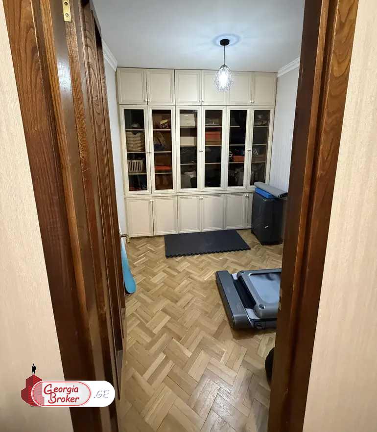 продается квартира с новым ремонтом 4-комнаты