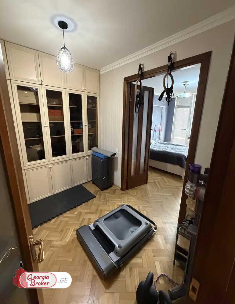 продается квартира с новым ремонтом 4-комнаты