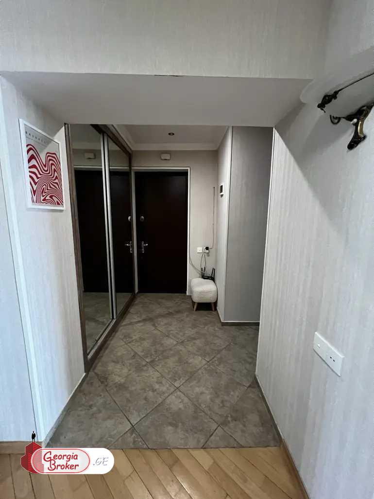 продается квартира с новым ремонтом 4-комнаты