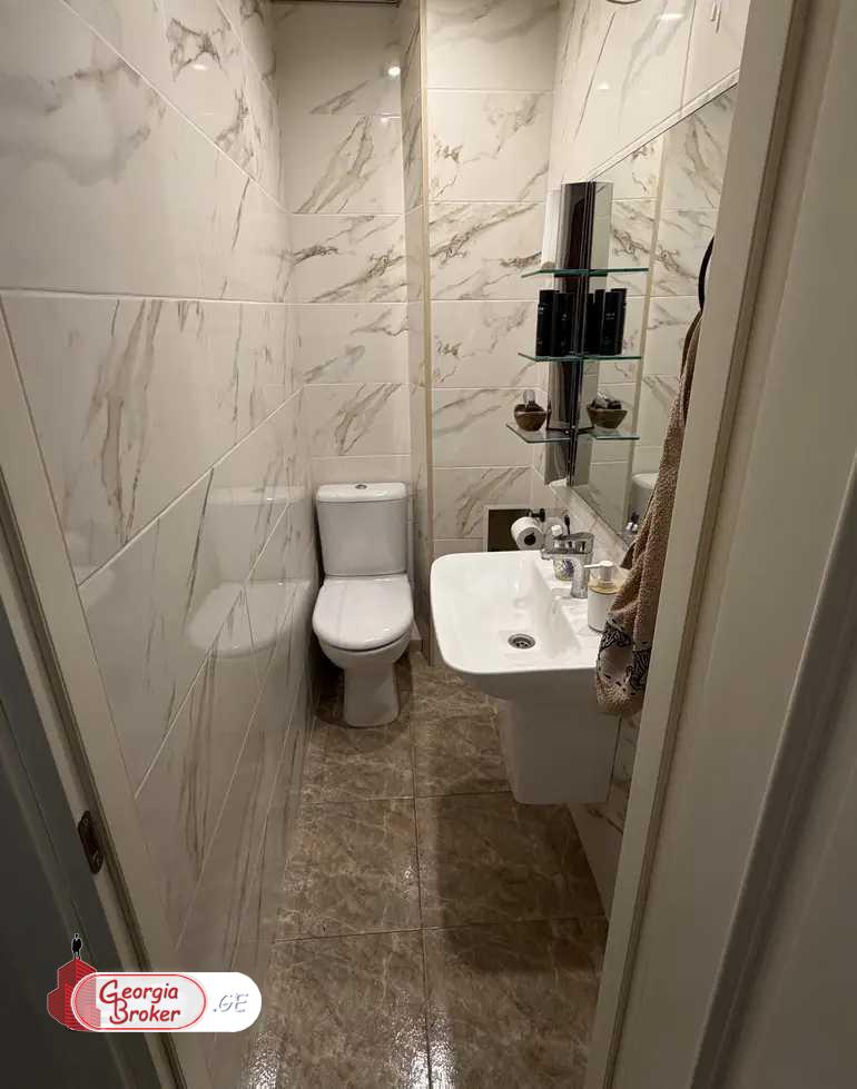 продается квартира с новым ремонтом 4-комнаты