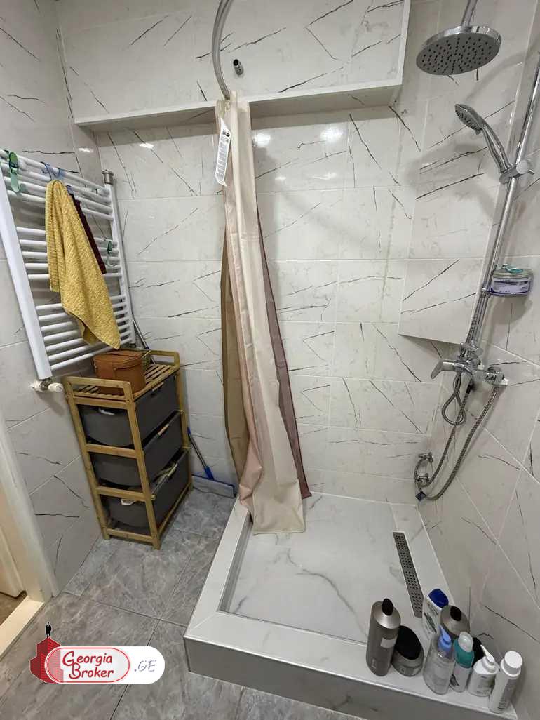 продается квартира с новым ремонтом 4-комнаты