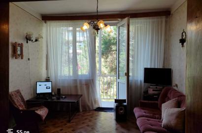 იყიდება ძველი გარემონტებული 4 ოთახიანი ბინა