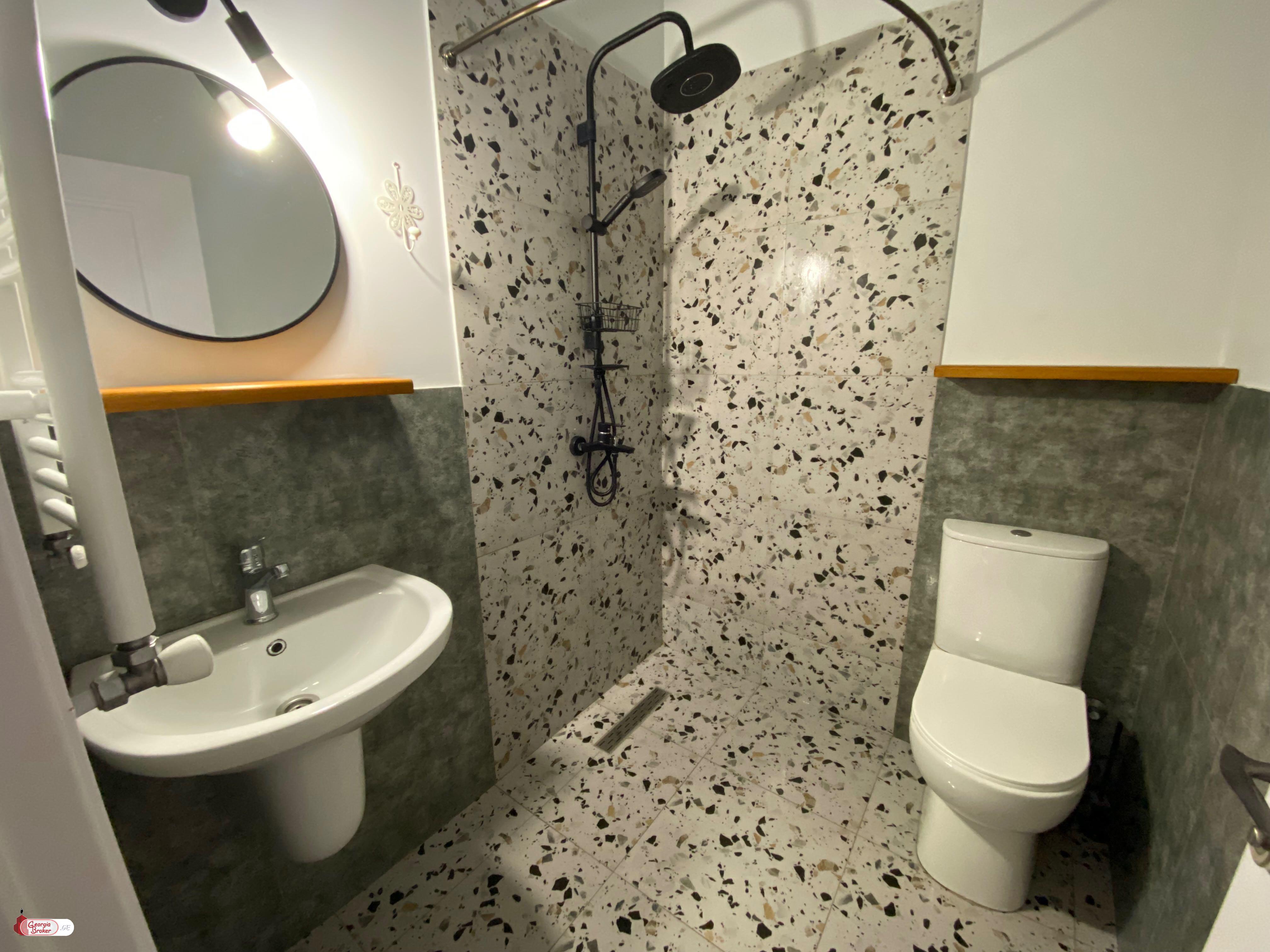 продается квартира с новым ремонтом 3-комнаты