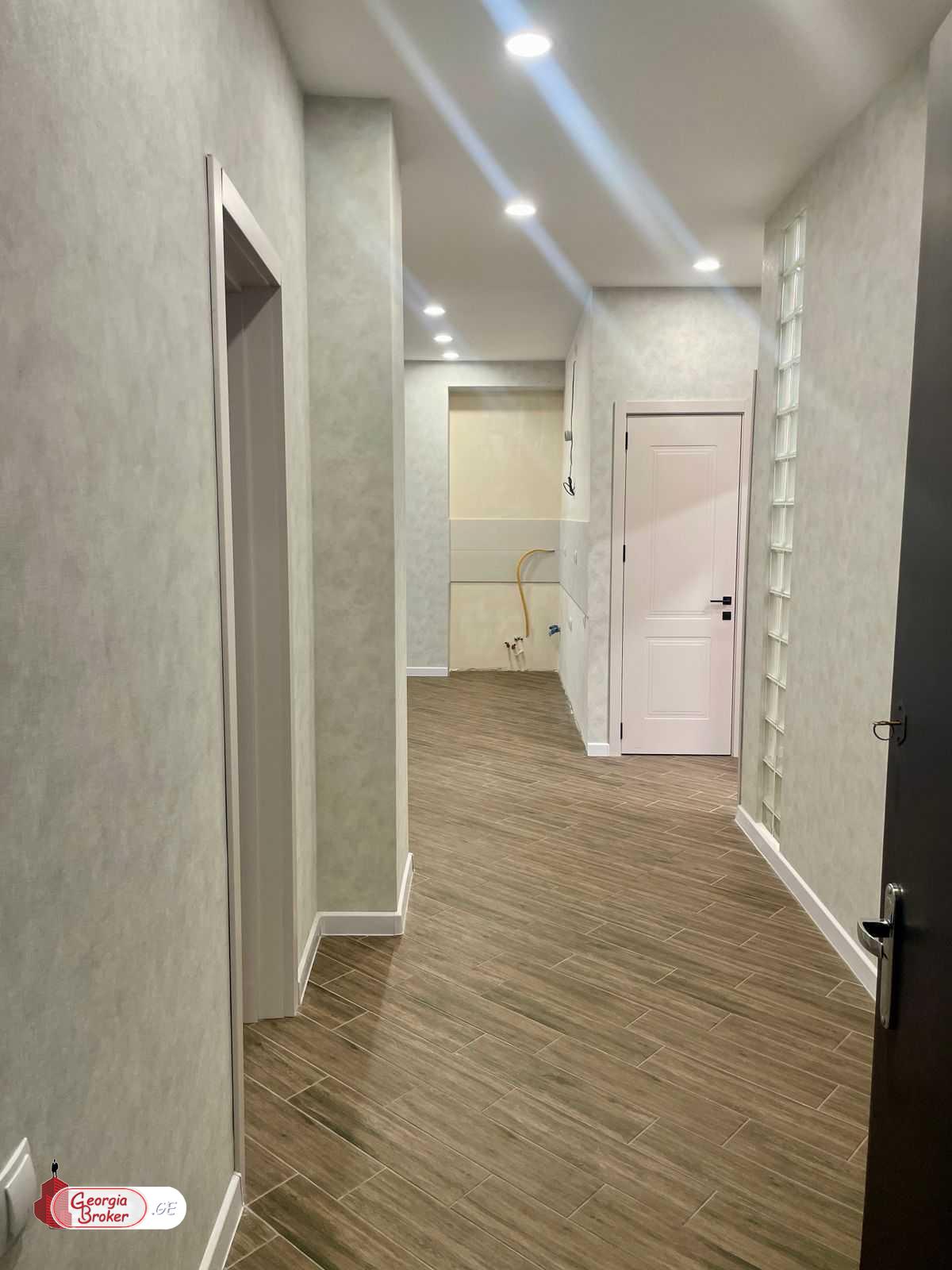 იყიდება ახალი გარემონტებული 4 ოთახიანი ბინა