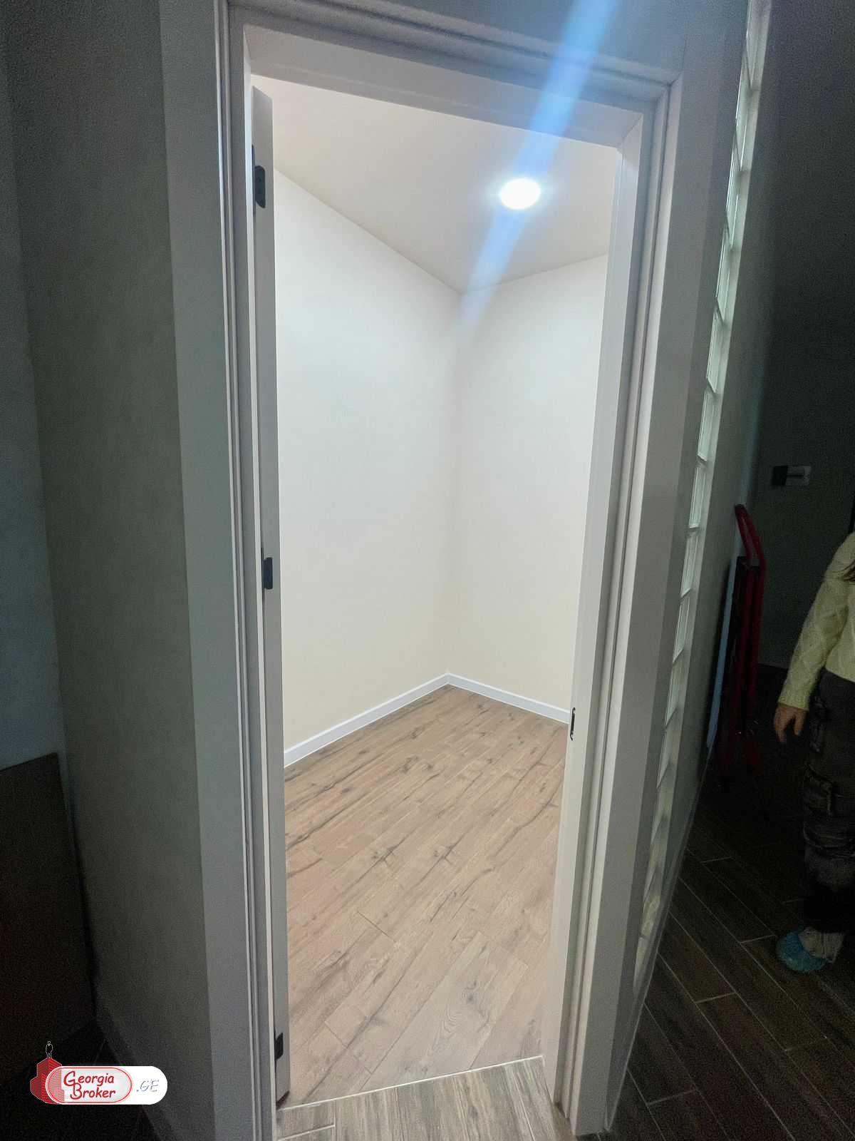 იყიდება ახალი გარემონტებული 4 ოთახიანი ბინა