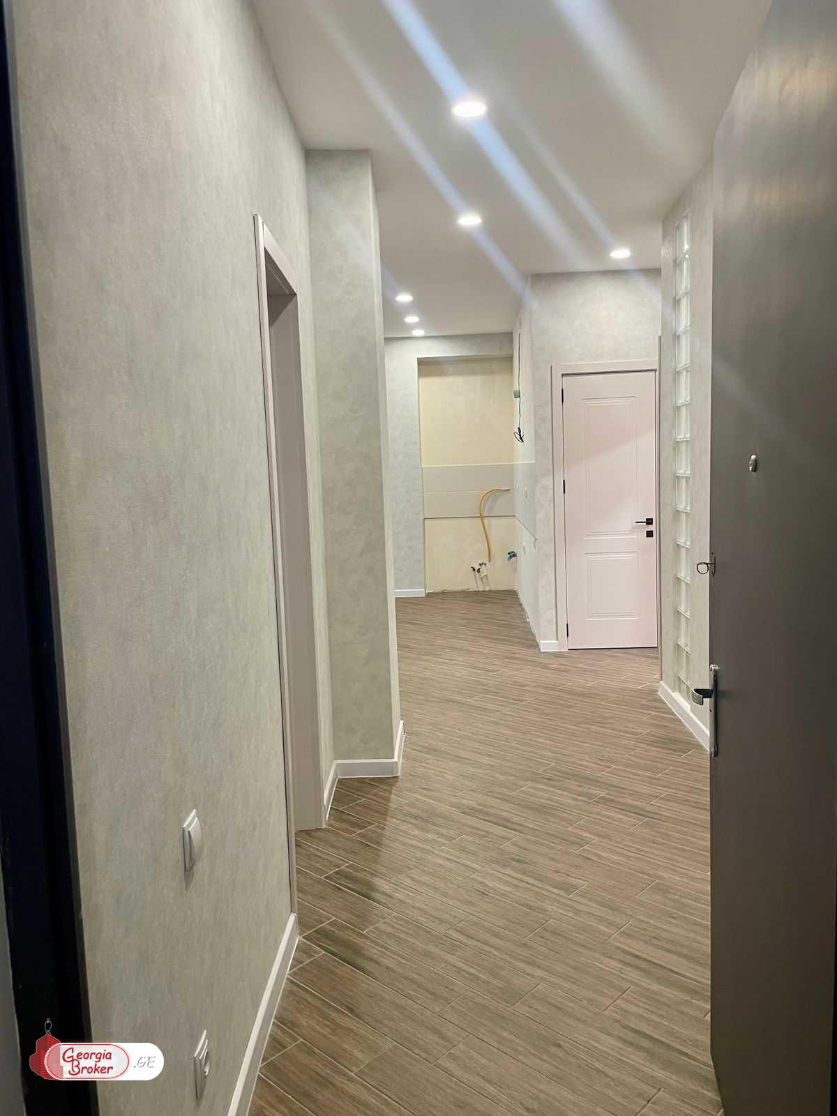 იყიდება ახალი გარემონტებული 4 ოთახიანი ბინა