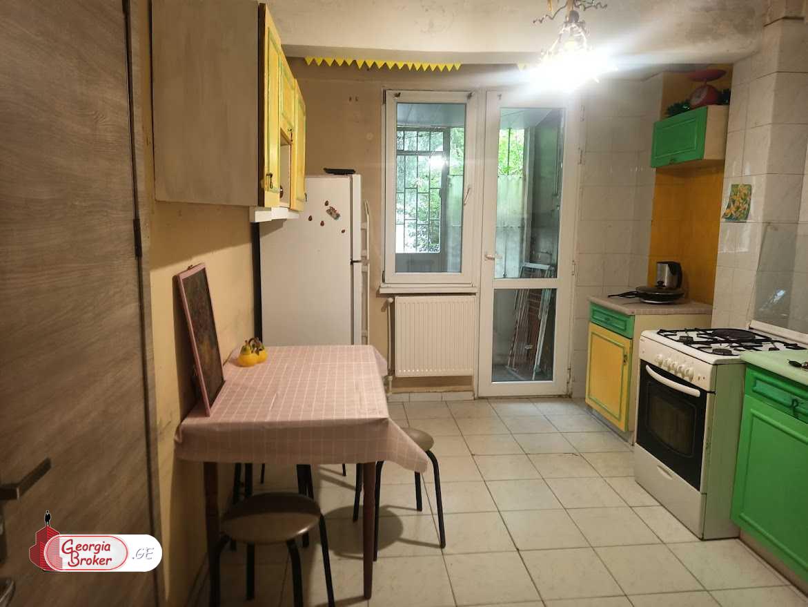 იყიდება ძველი გარემონტებული 3 ოთახიანი ბინა