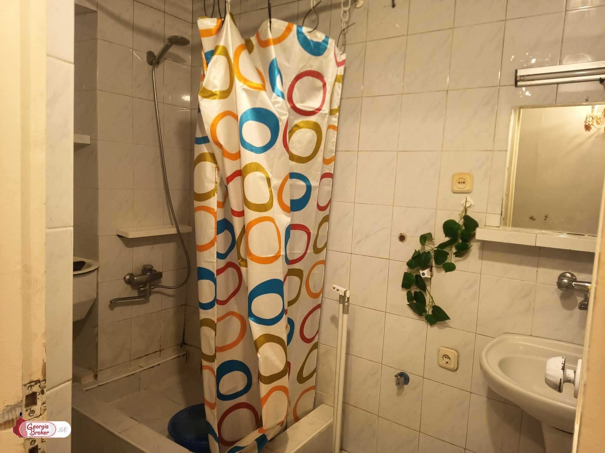 იყიდება ძველი გარემონტებული 3 ოთახიანი ბინა