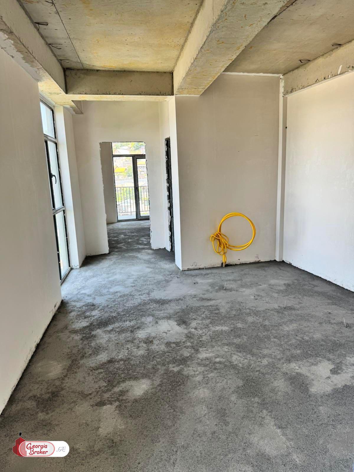 იყიდება ახალი აშენებული 2 ოთახიანი ბინა