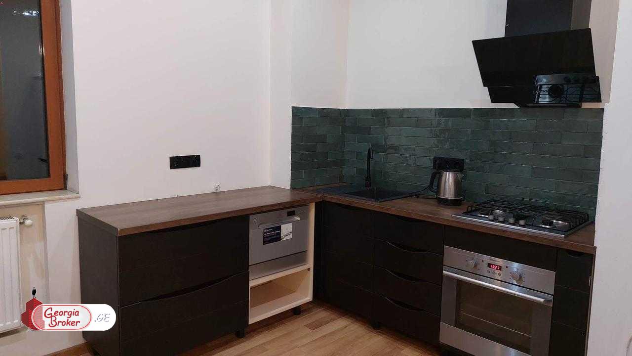 იყიდება ახალი გარემონტებული 6 ოთახიანი ბინა