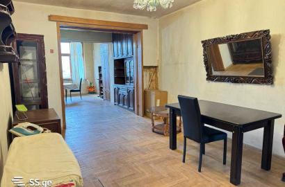 იყიდება ძველი გარემონტებული 3 ოთახიანი ბინა