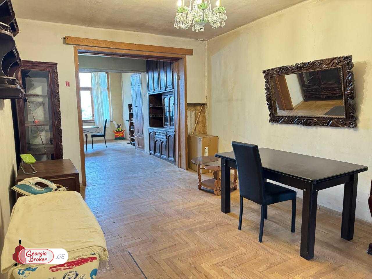 იყიდება ძველი გარემონტებული 3 ოთახიანი ბინა