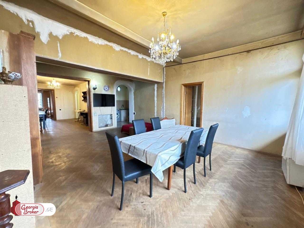 იყიდება ძველი გარემონტებული 3 ოთახიანი ბინა