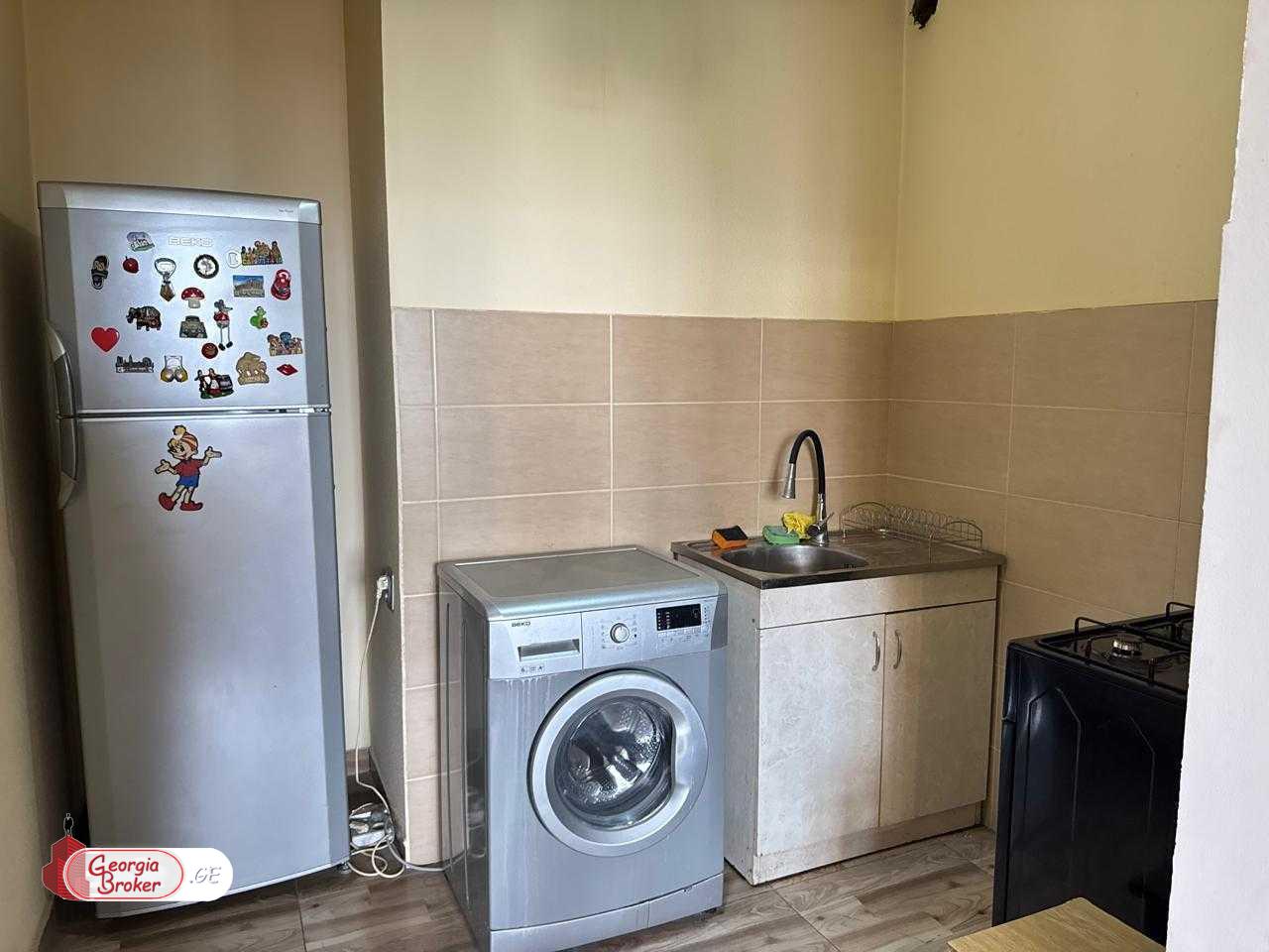 იყიდება ძველი გარემონტებული 3 ოთახიანი ბინა