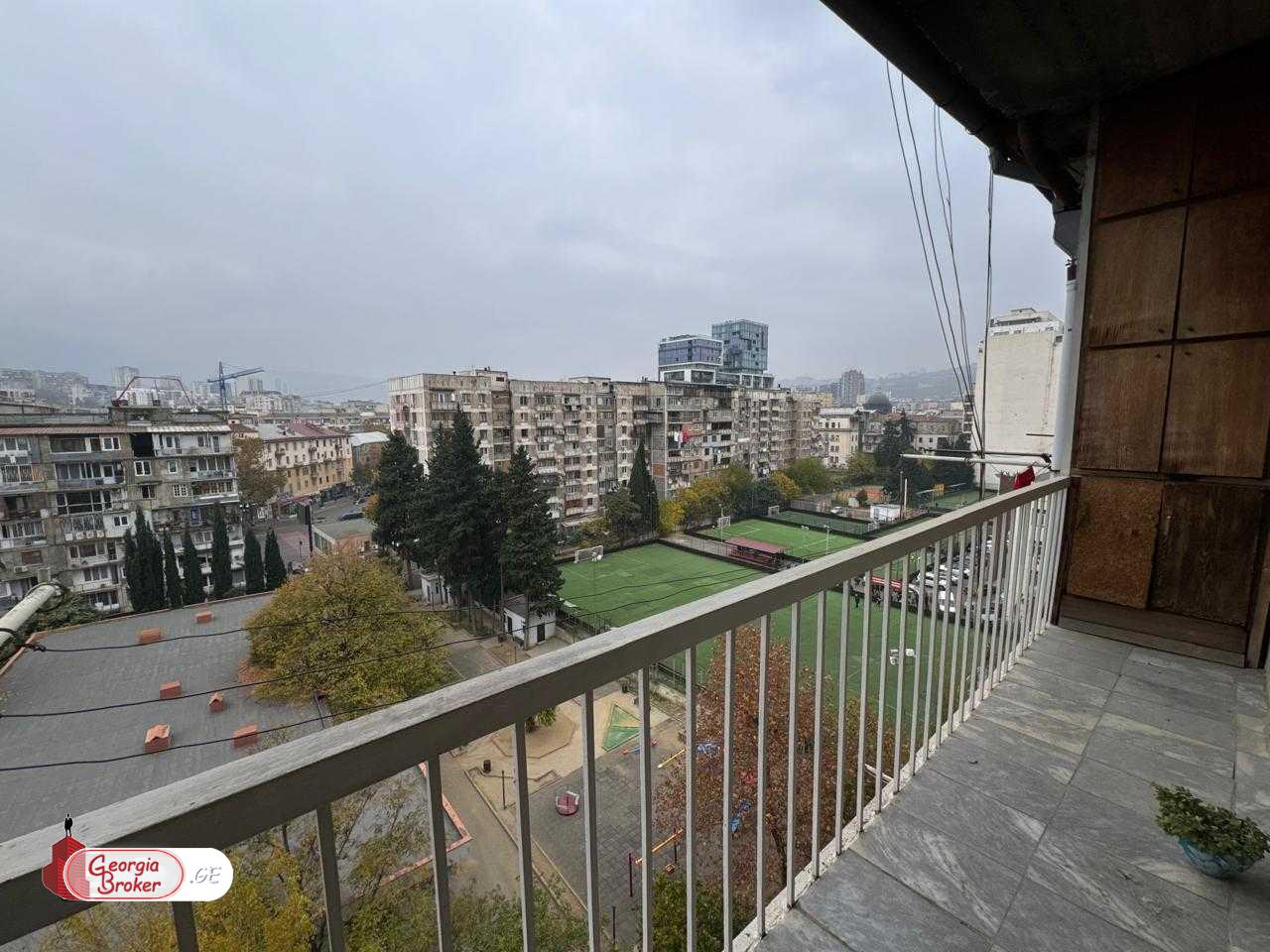 იყიდება ძველი გარემონტებული 3 ოთახიანი ბინა