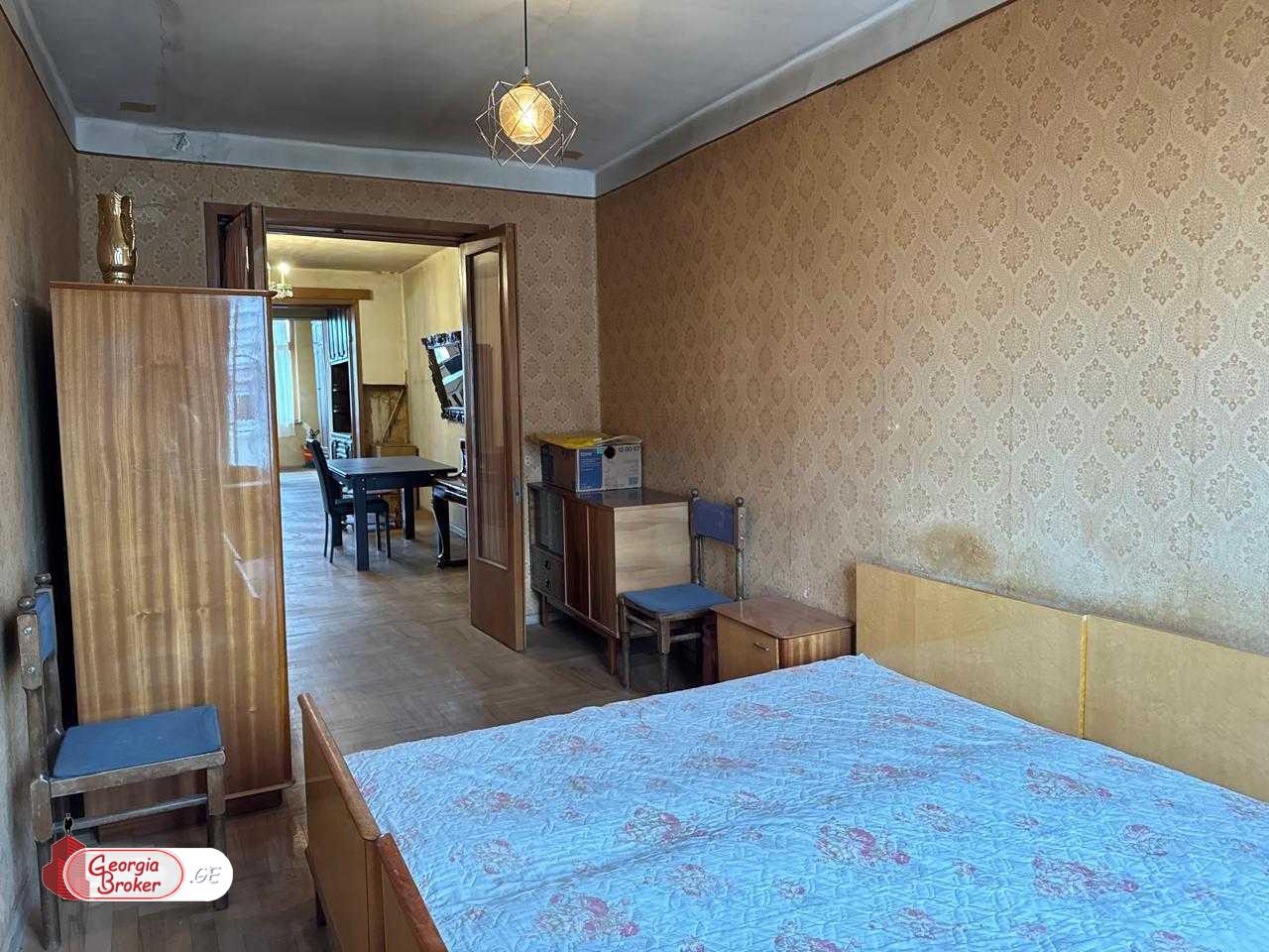 იყიდება ძველი გარემონტებული 3 ოთახიანი ბინა