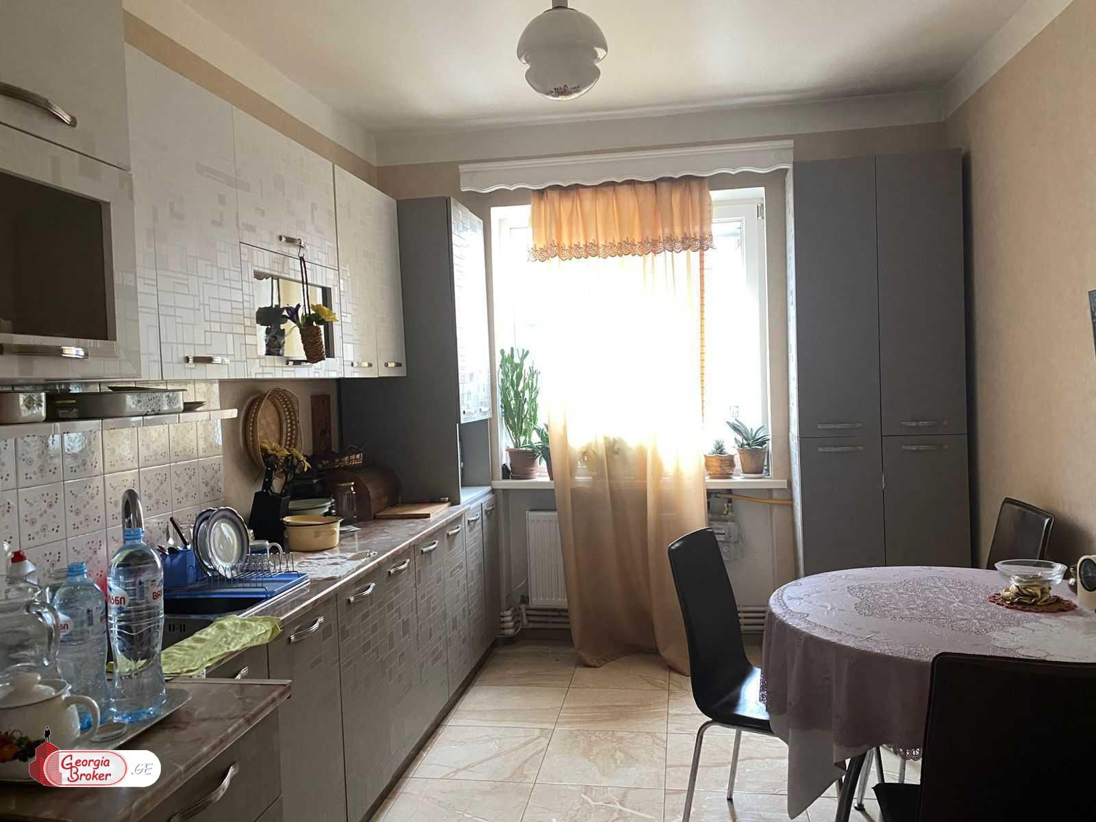 იყიდება ძველი გარემონტებული 3 ოთახიანი ბინა