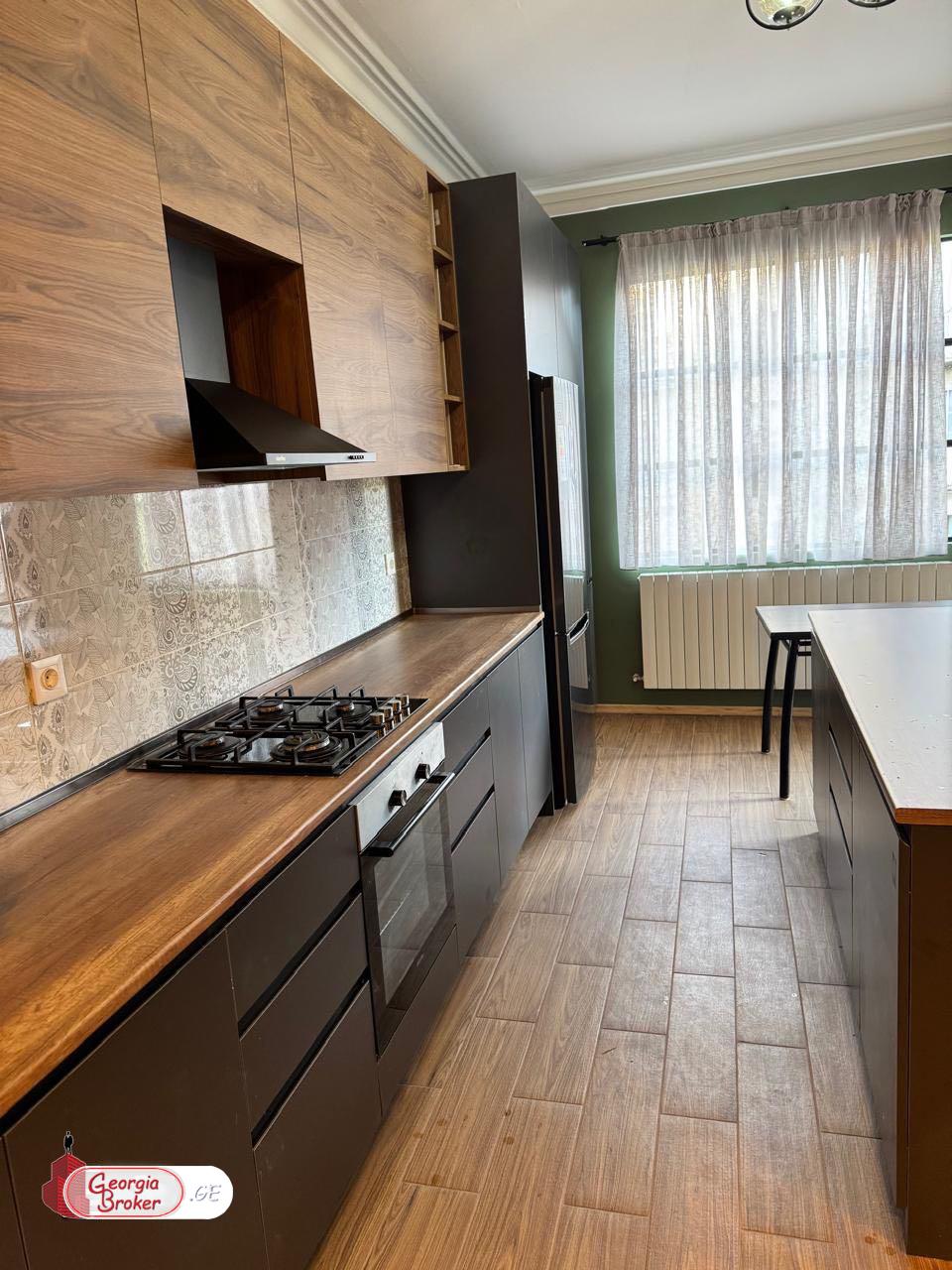 იყიდება ახალი გარემონტებული 5 ოთახიანი ბინა