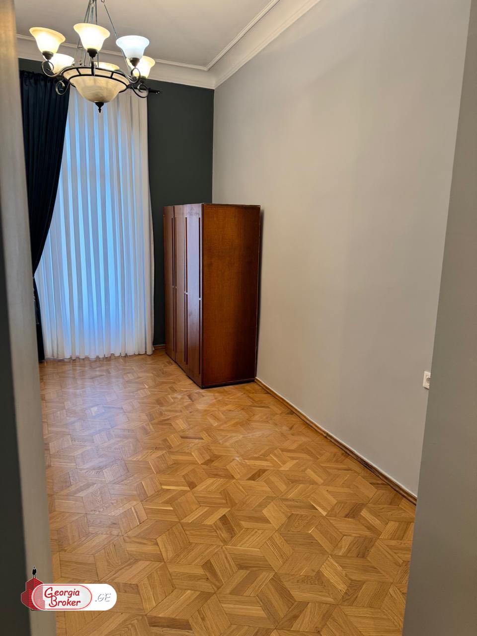 იყიდება ახალი გარემონტებული 5 ოთახიანი ბინა