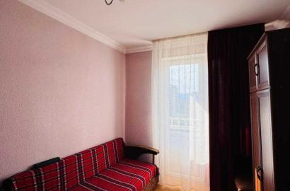 продается квартира со старым ремонтом 5-комнат