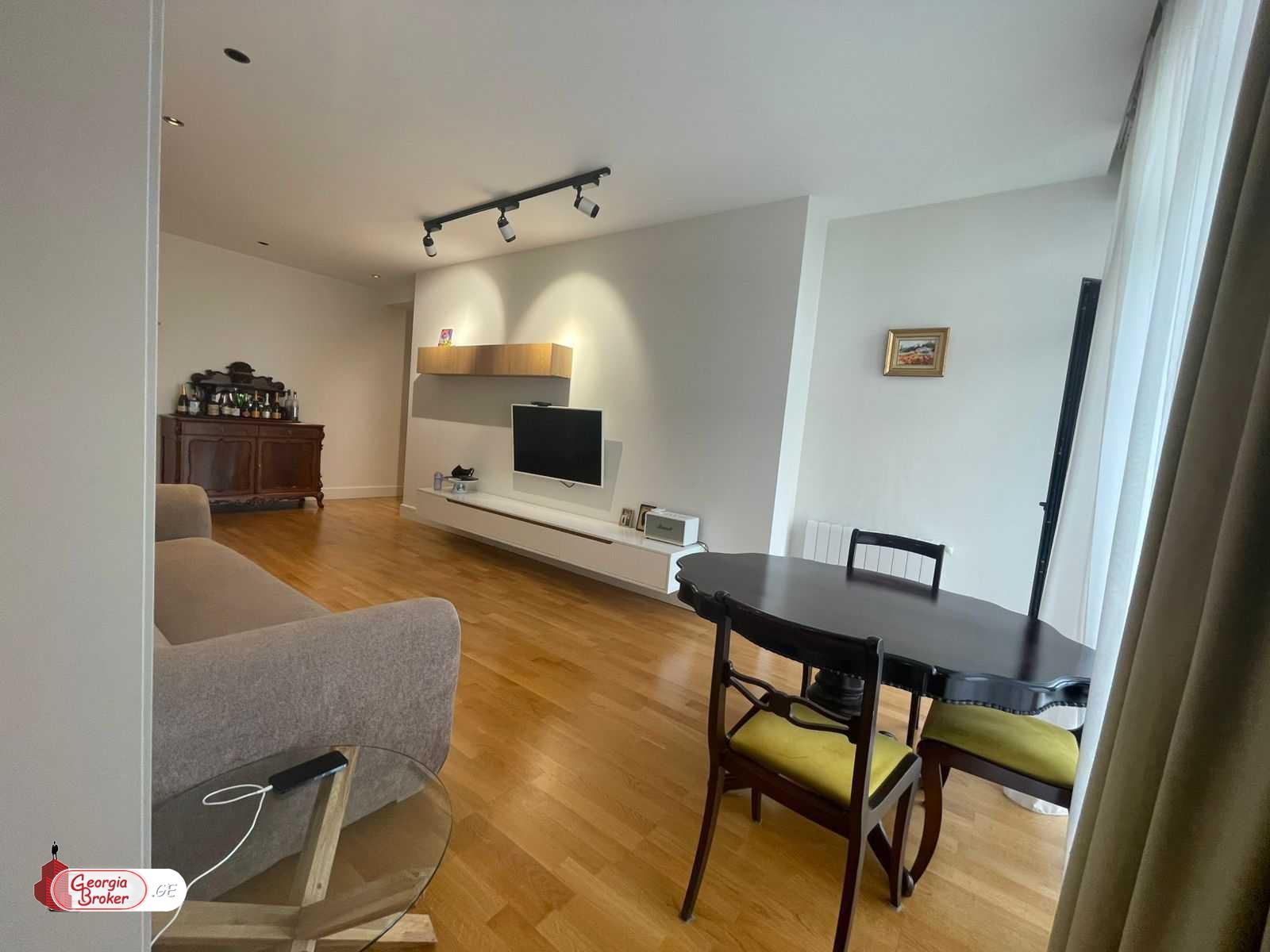 იყიდება ახალი გარემონტებული 3 ოთახიანი ბინა