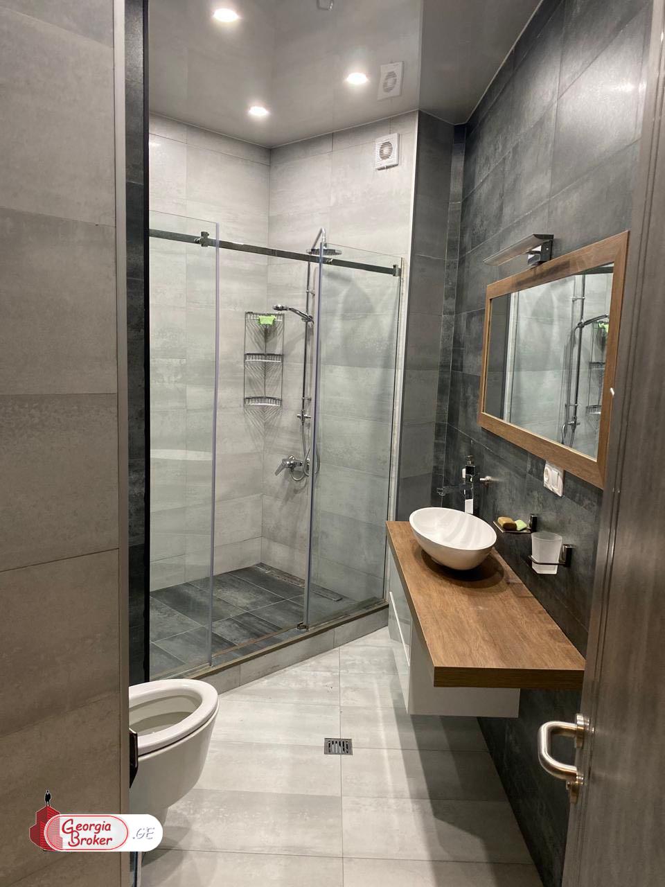 იყიდება ახალი გარემონტებული 5 ოთახიანი ბინა