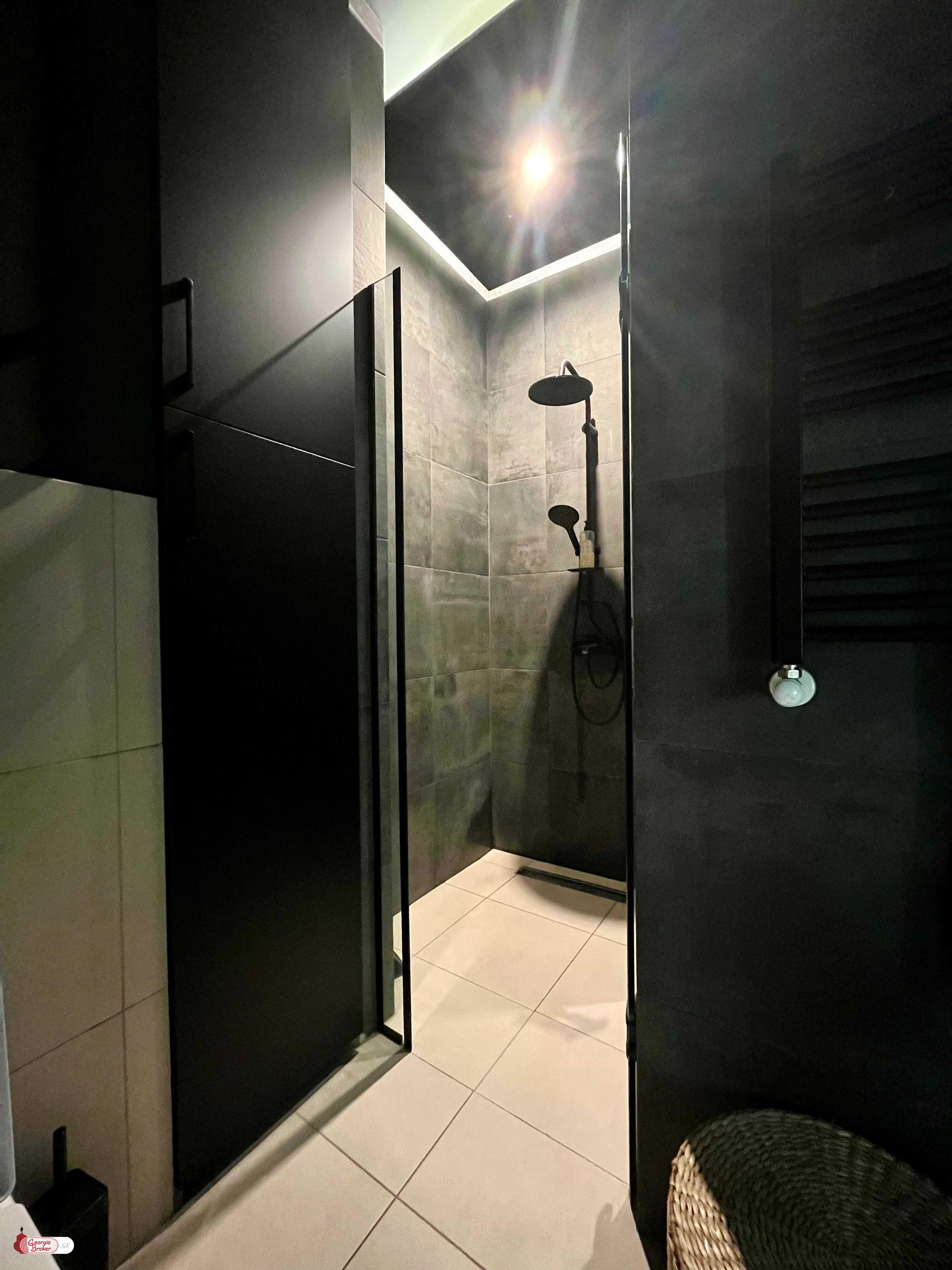 продается квартира с новым ремонтом 5-комнат