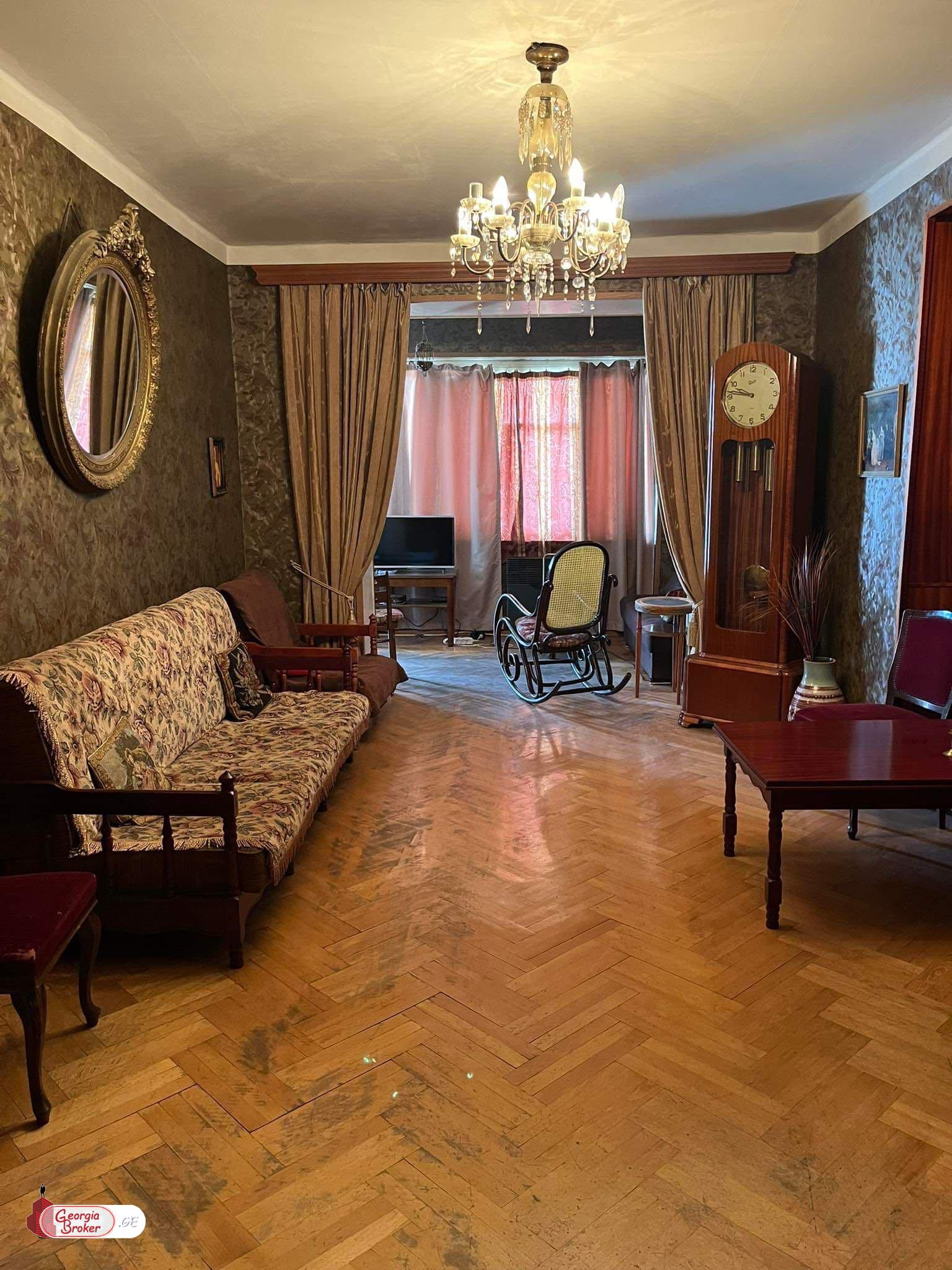 продается квартира со старым ремонтом 4-комнаты