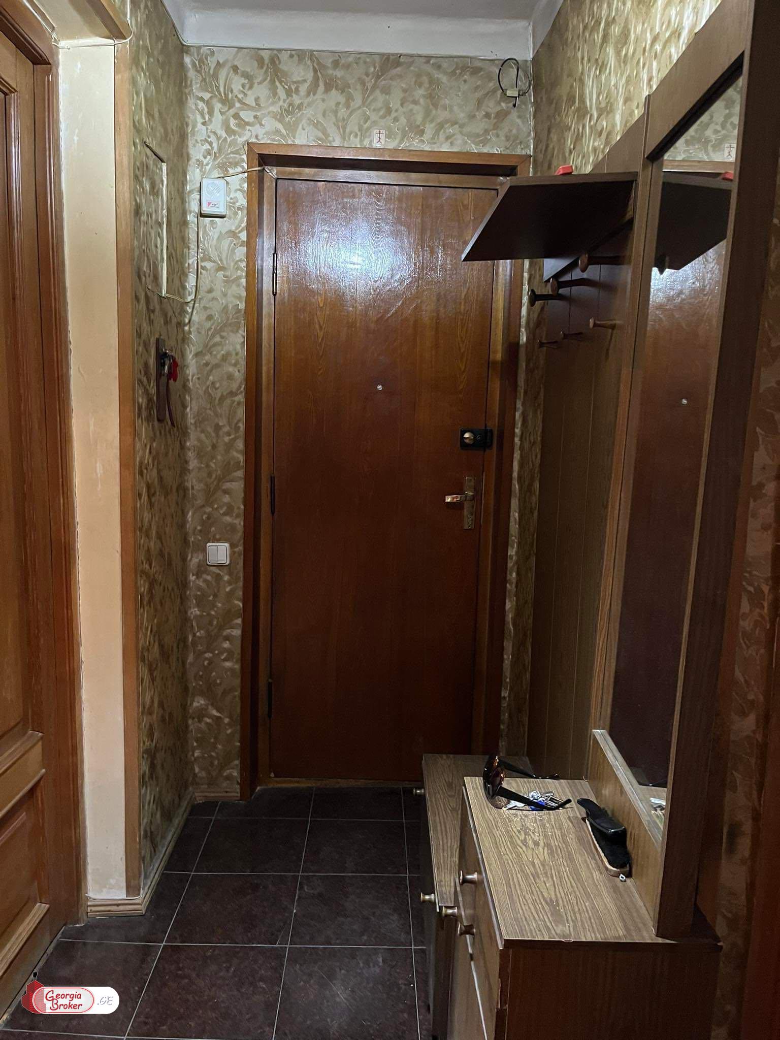 продается квартира со старым ремонтом 4-комнаты