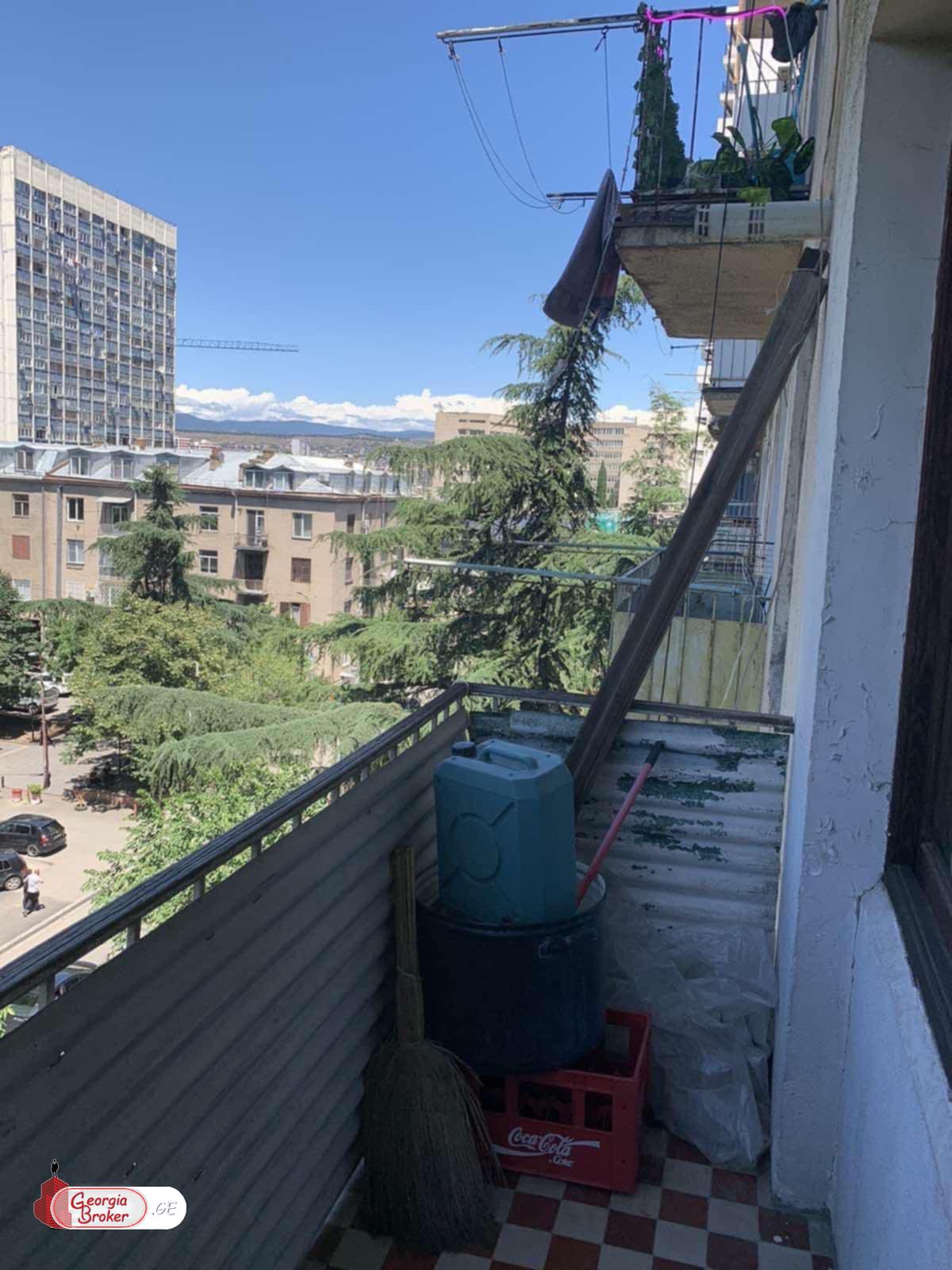 продается квартира со старым ремонтом 4-комнаты