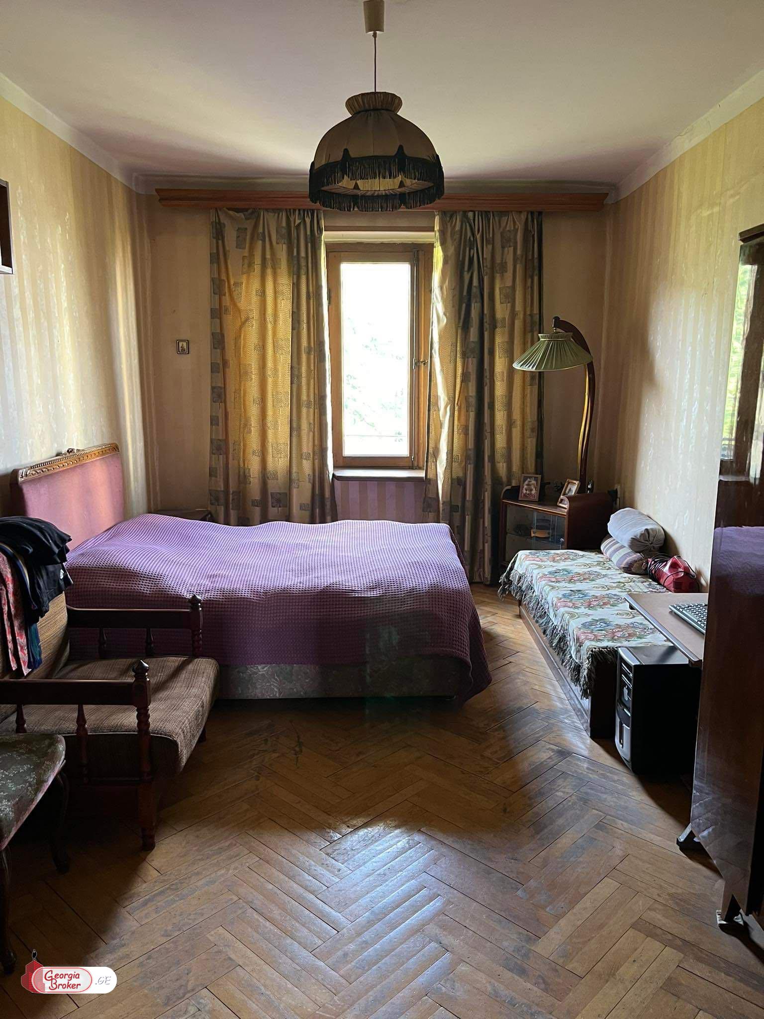 продается квартира со старым ремонтом 4-комнаты