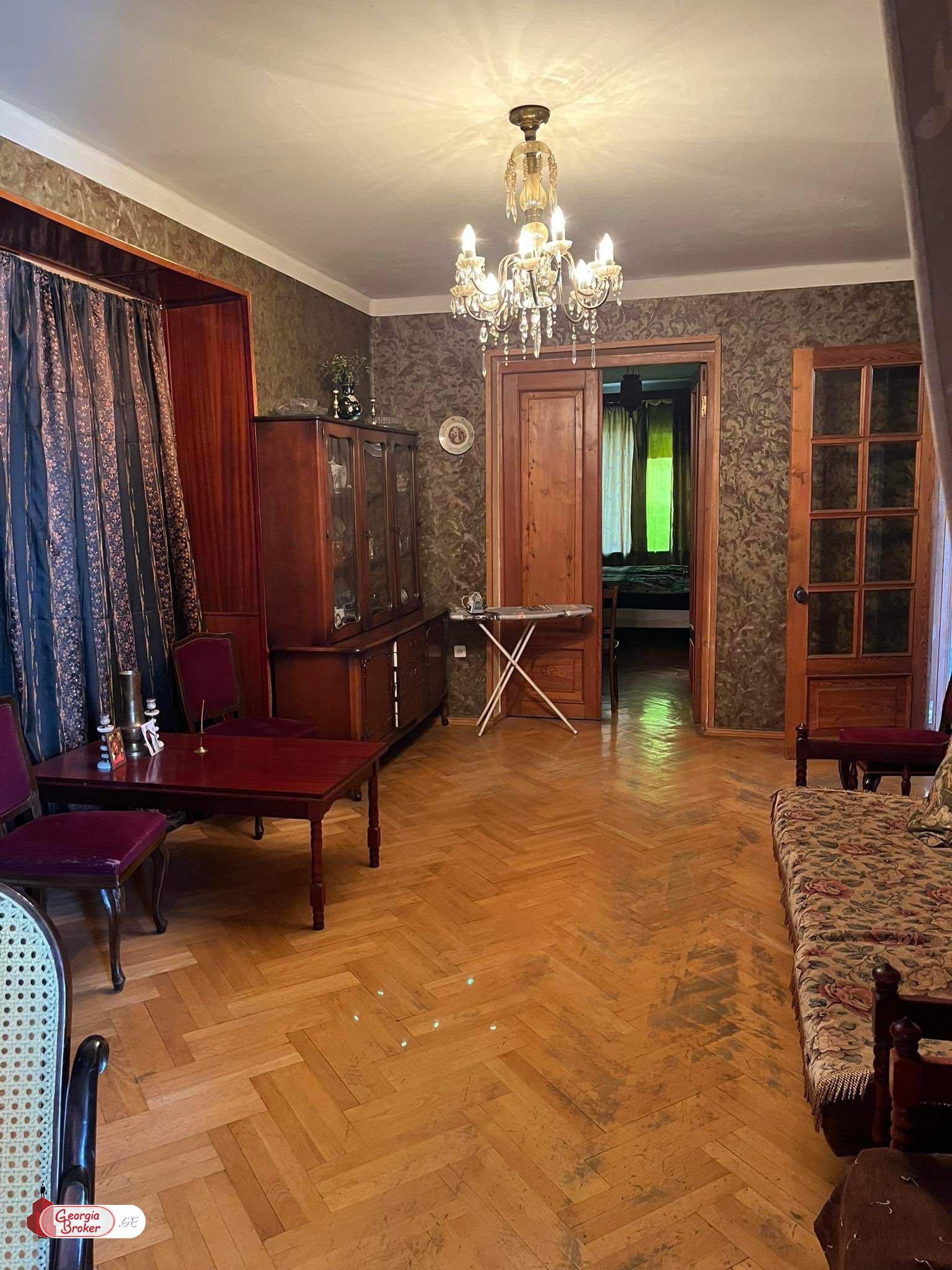 продается квартира со старым ремонтом 4-комнаты