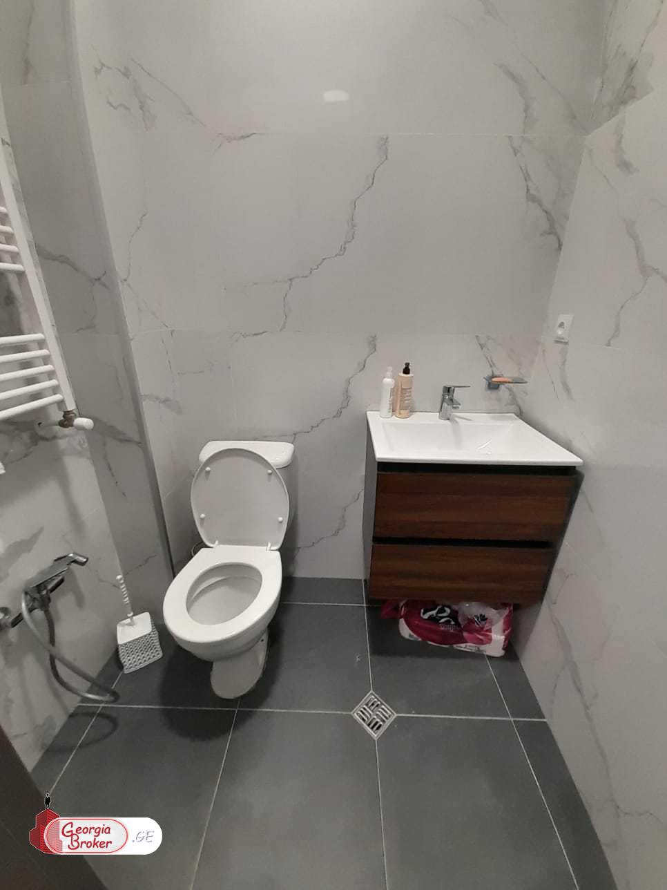 продается квартира с новым ремонтом 4-комнаты