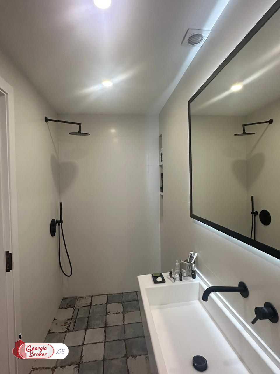 იყიდება ახალი გარემონტებული 4 ოთახიანი ბინა