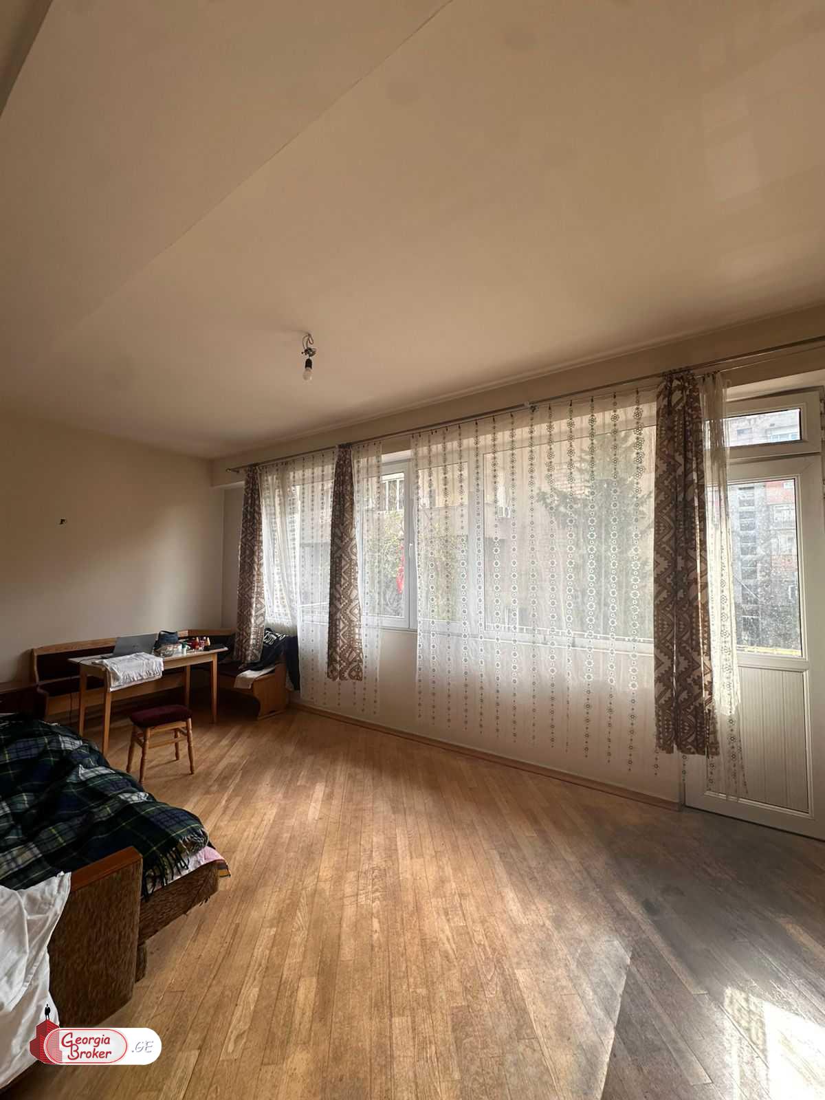 იყიდება ძველი გარემონტებული 6 ოთახიანი ბინა