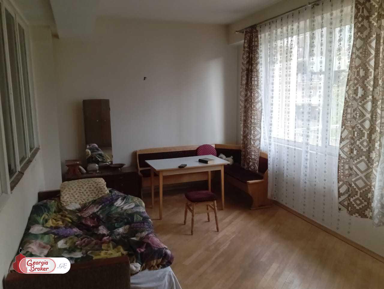 იყიდება ძველი გარემონტებული 6 ოთახიანი ბინა