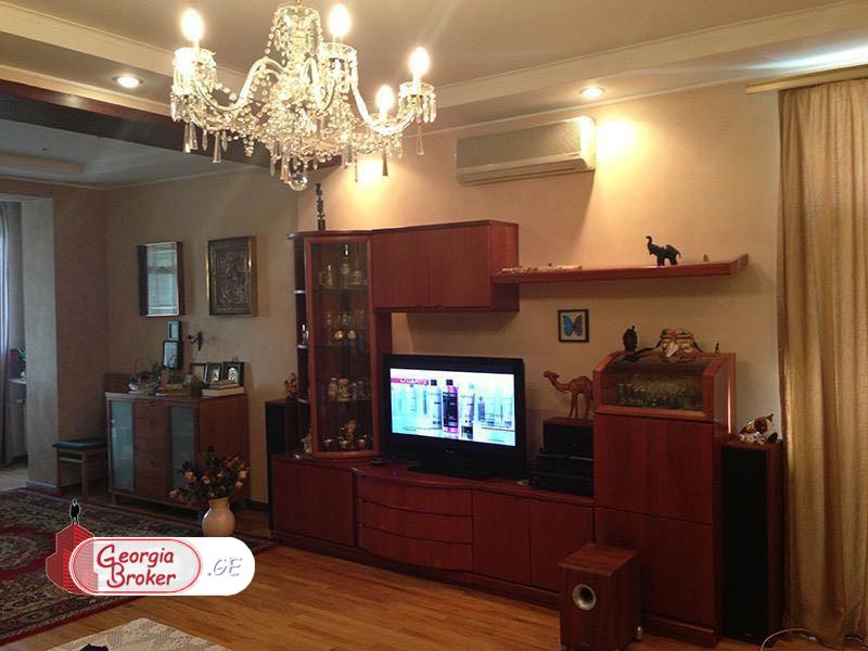 продается квартира со старым ремонтом 3-комнаты