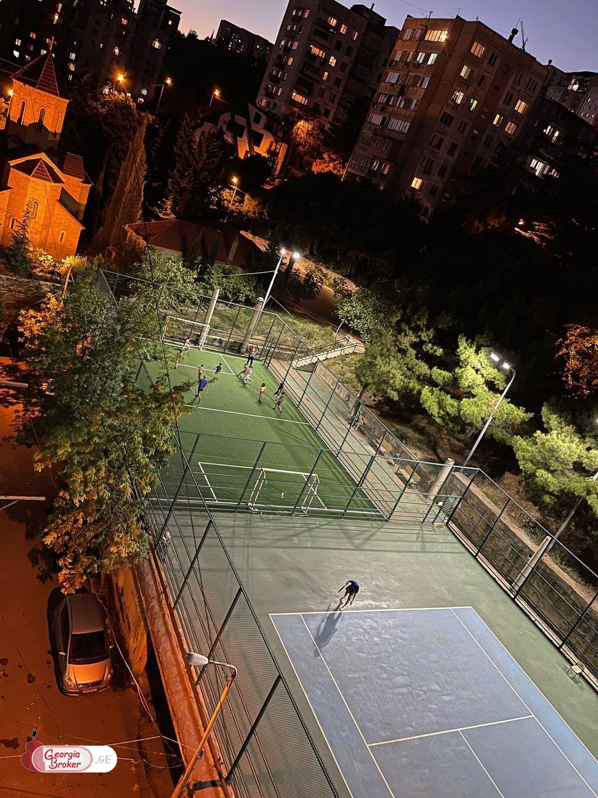 продается квартира со старым ремонтом 3-комнаты