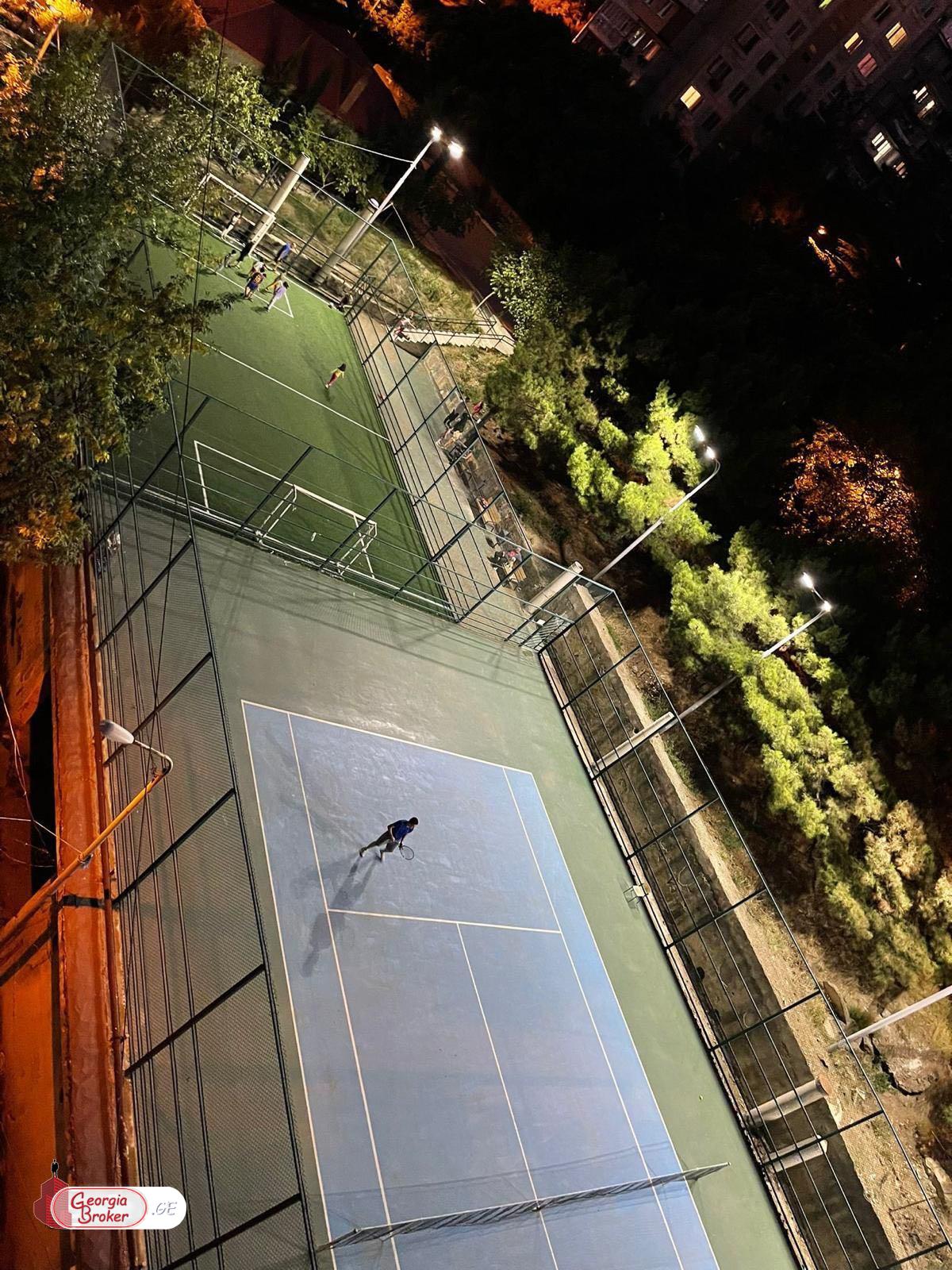 продается квартира со старым ремонтом 3-комнаты