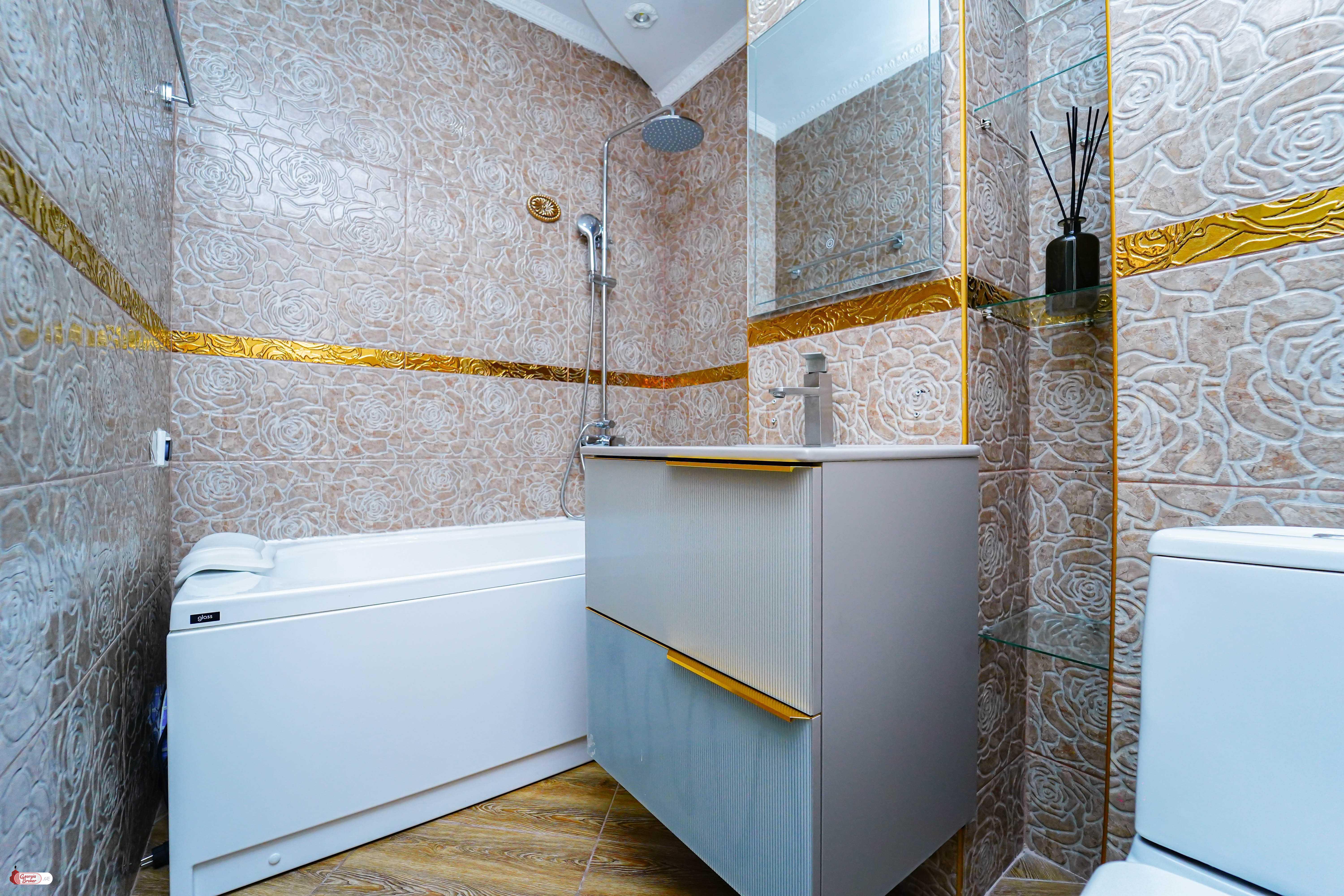 продается квартира с новым ремонтом 4-комнаты