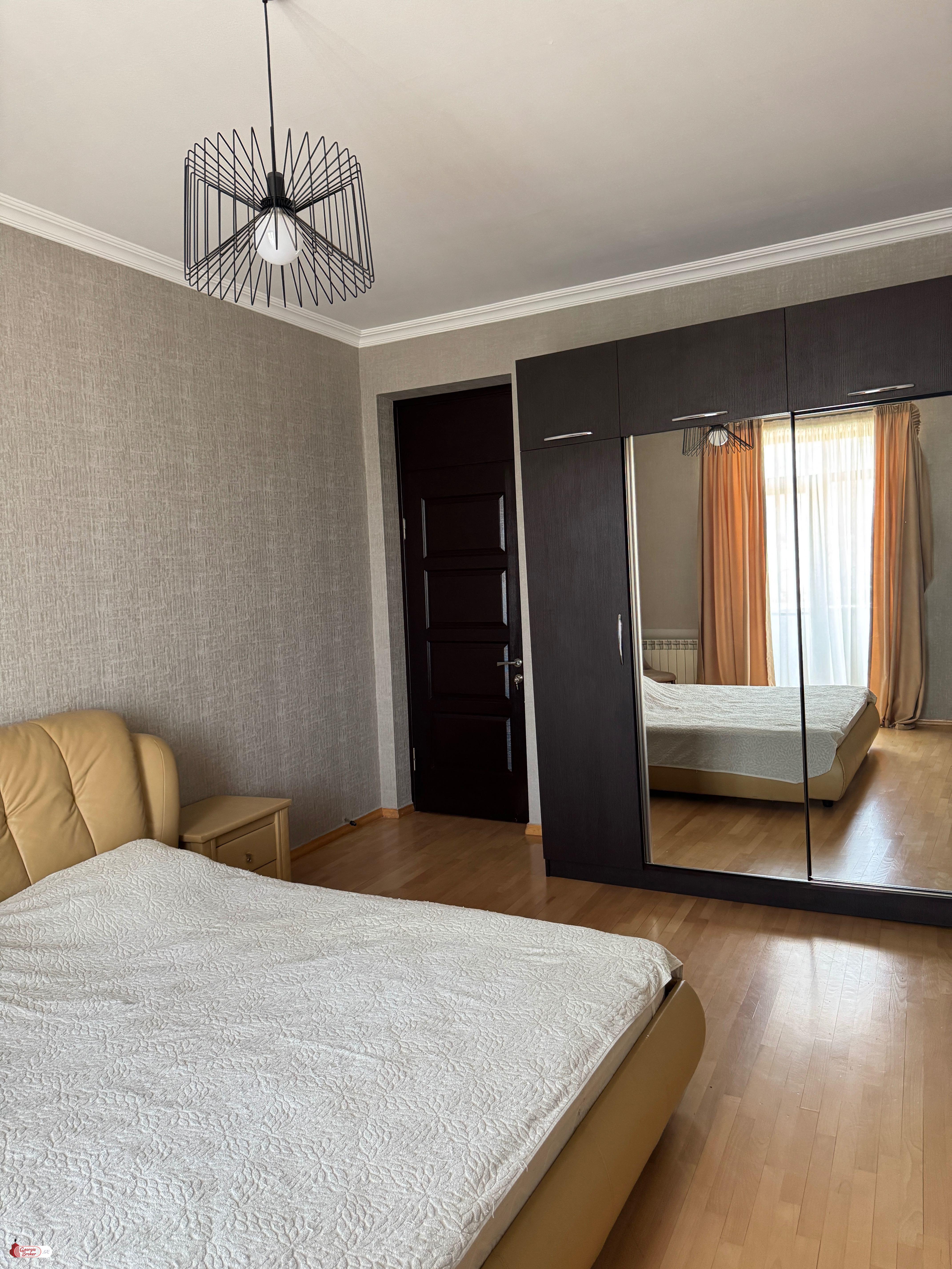 იყიდება ახალი გარემონტებული 5 ოთახიანი ბინა