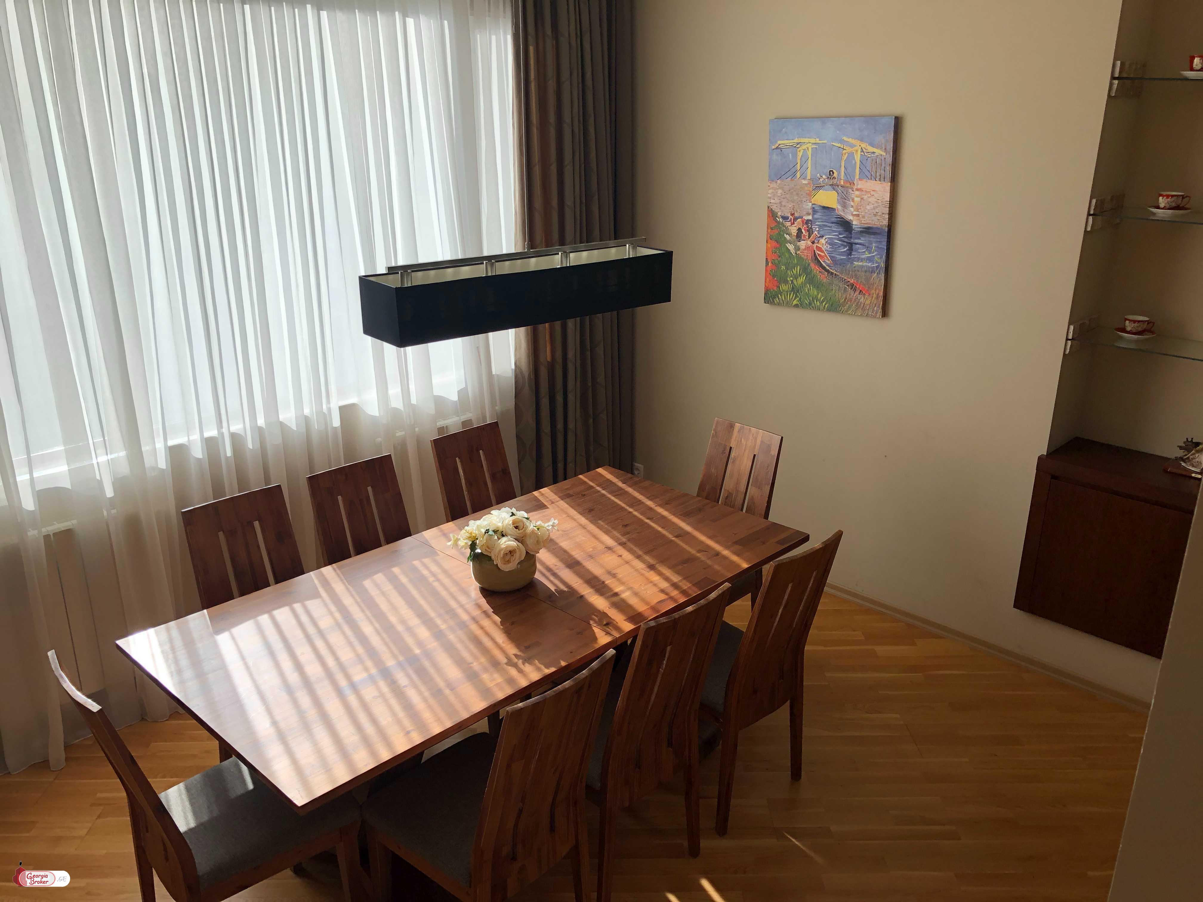 იყიდება ახალი გარემონტებული 6 ოთახიანი ბინა