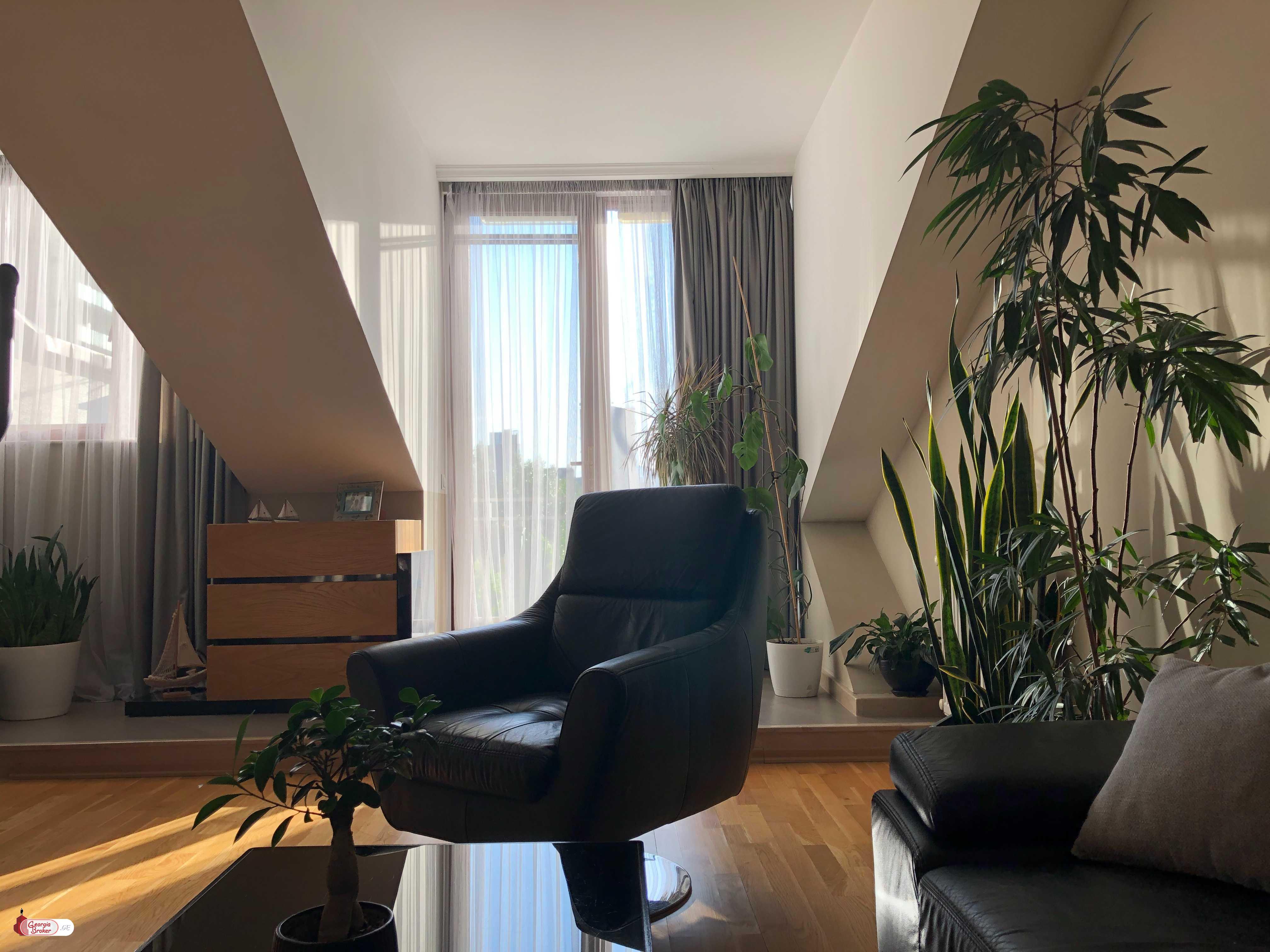 იყიდება ახალი გარემონტებული 6 ოთახიანი ბინა